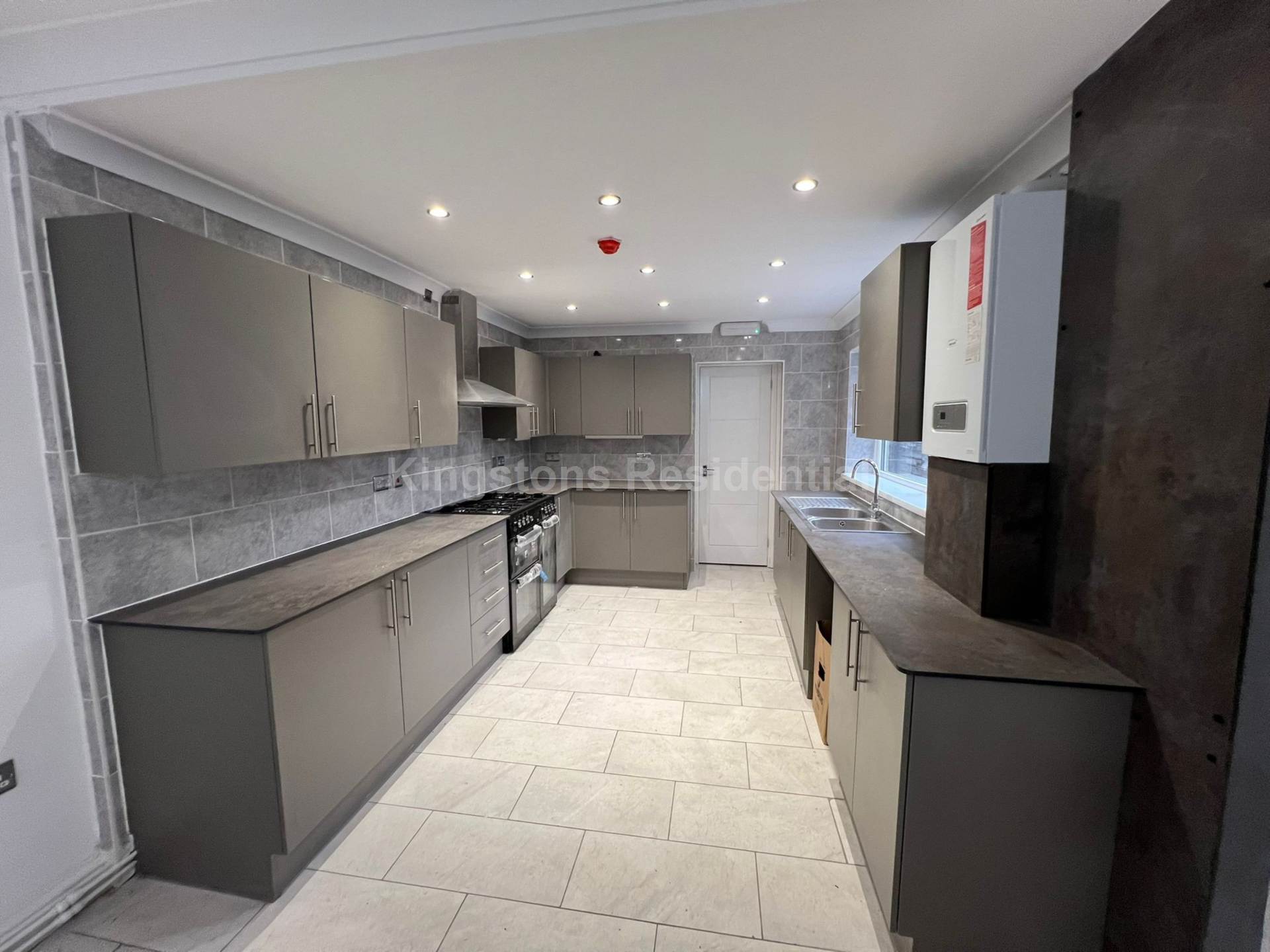 Modern 7 bedroom property in Angus Street, Image 1