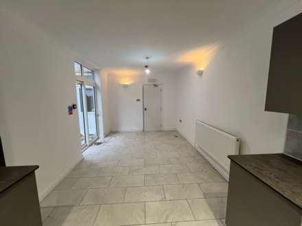 Modern 7 bedroom property in Angus Street, Image 2