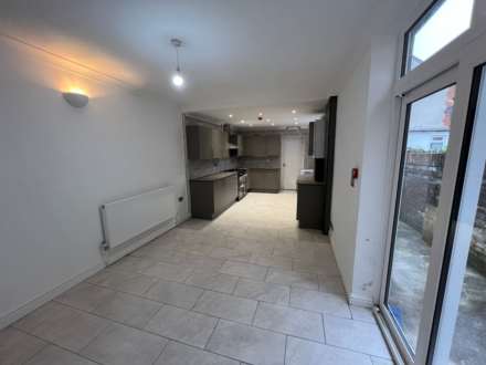 Modern 7 bedroom property in Angus Street, Image 3