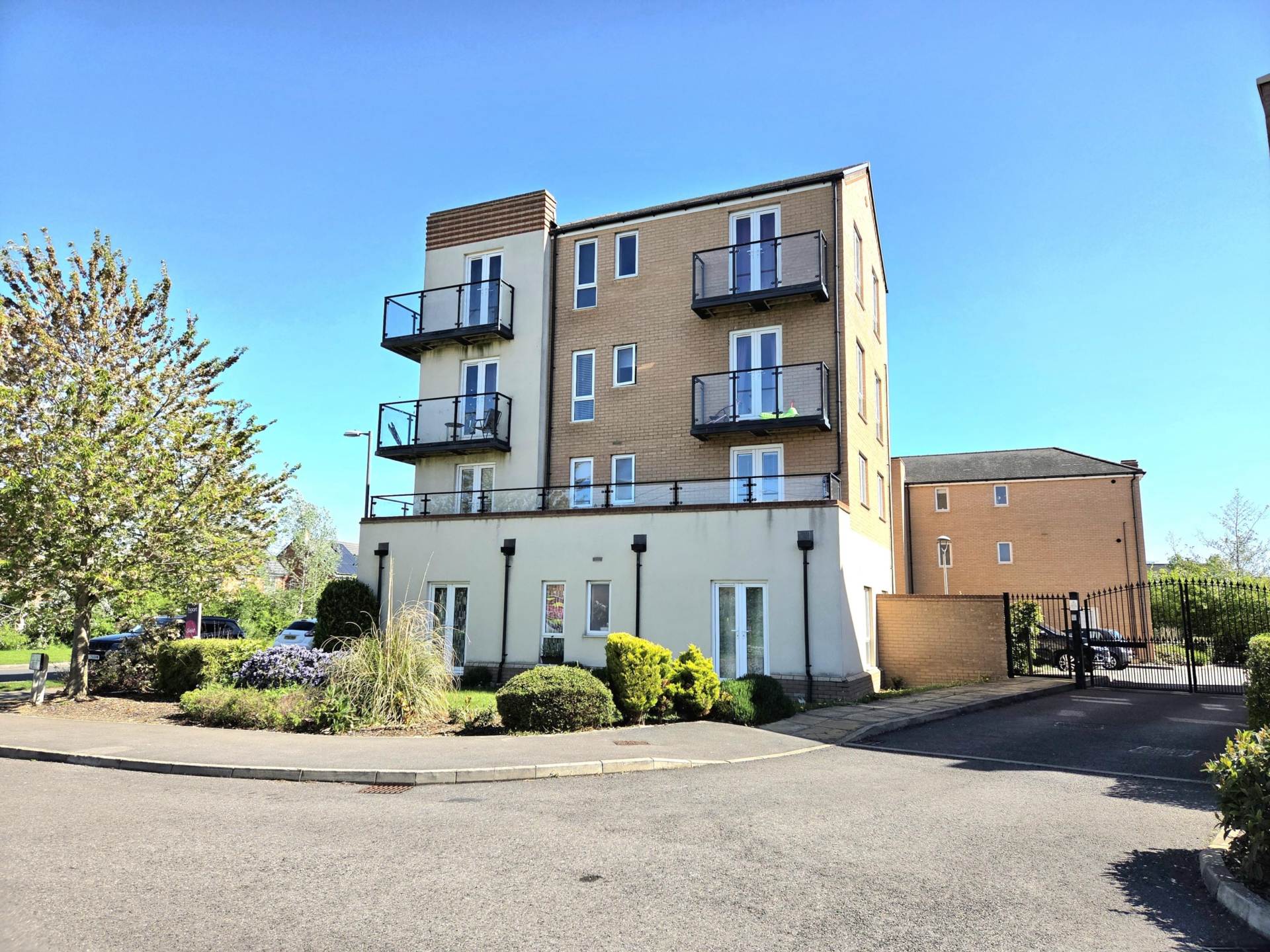Nicholas Charles Crescent, Aylesbury, Image 13
