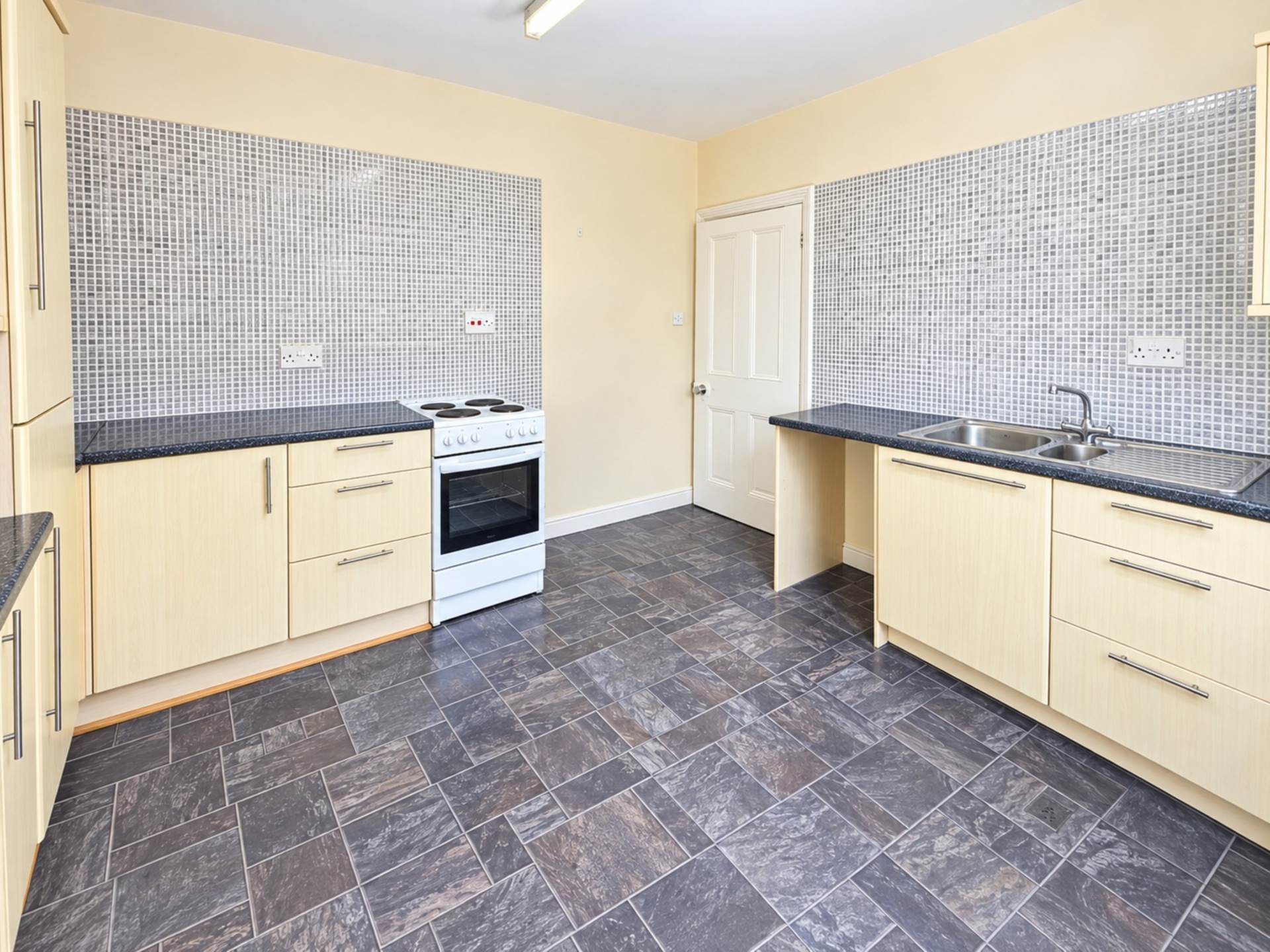 Spacious One-Bedroom Flat in the Heart of Waddesdon, Image 3