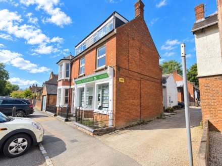 Spacious One-Bedroom Flat in the Heart of Waddesdon, Image 1