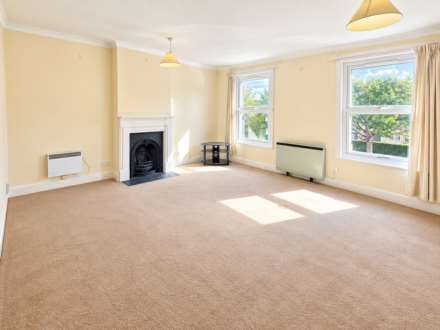 Spacious One-Bedroom Flat in the Heart of Waddesdon, Image 4