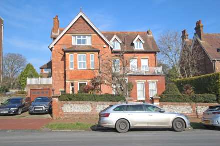 3 Bedroom Flat, Carlisle Road, Eastbourne, BN20 7EN