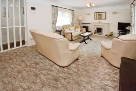 Oakridge Close, Spital, Image 2