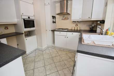 Oakridge Close, Spital, Image 3