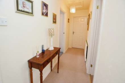 Henley Close, Spital, Image 5