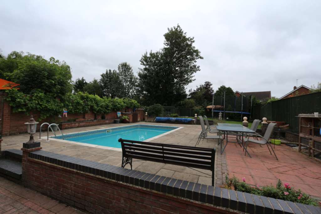 Four Bedrooms With A Huge Garden And Heated Swimming Pool