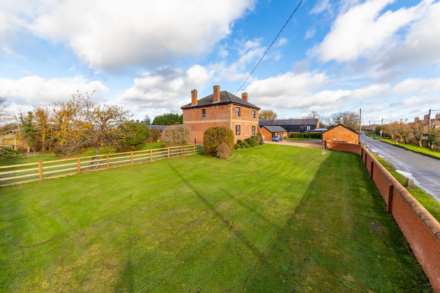 4 Bedroom Farm House, Puttenham, Near Tring