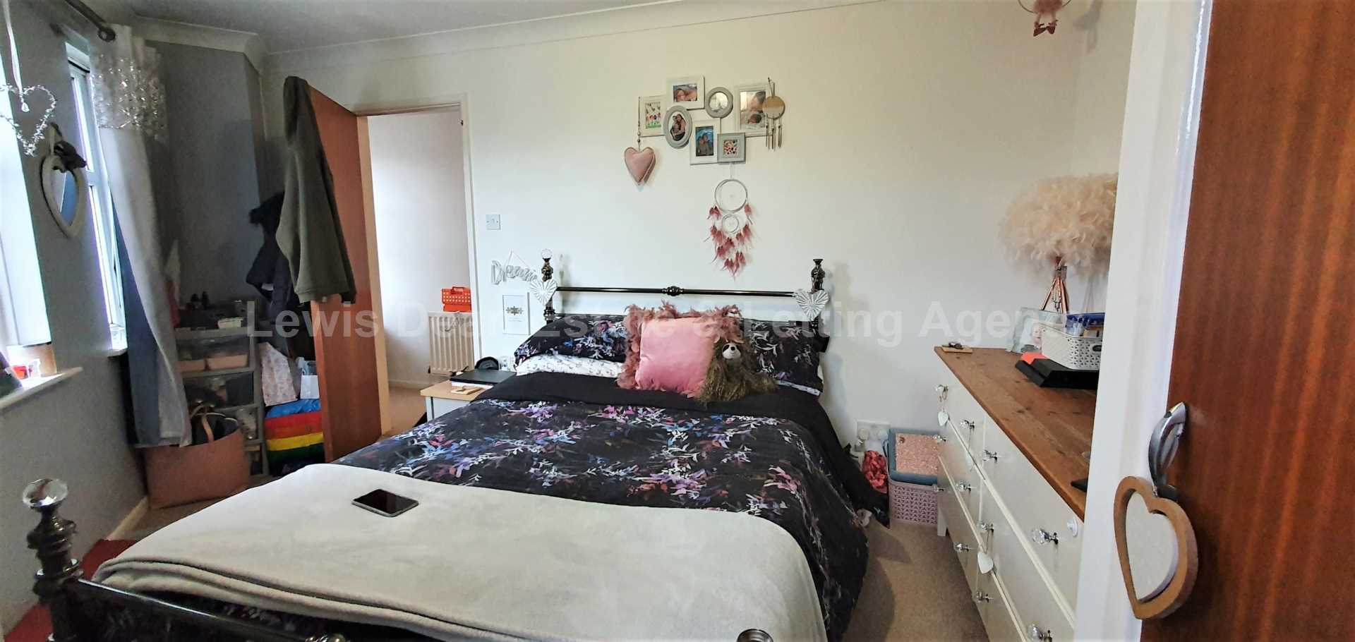 Upton Two Double Bedroom Flat, Image 4