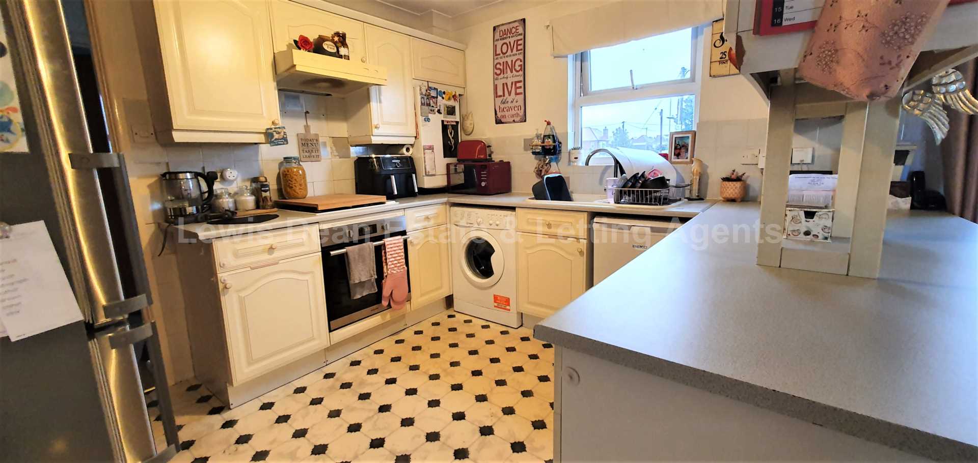 Upton Two Double Bedroom Flat, Image 6