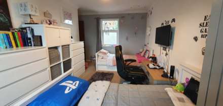Upton Two Double Bedroom Flat, Image 8