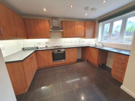 4 Bedroom Detached, Close to Cobbs Quay - Family Home