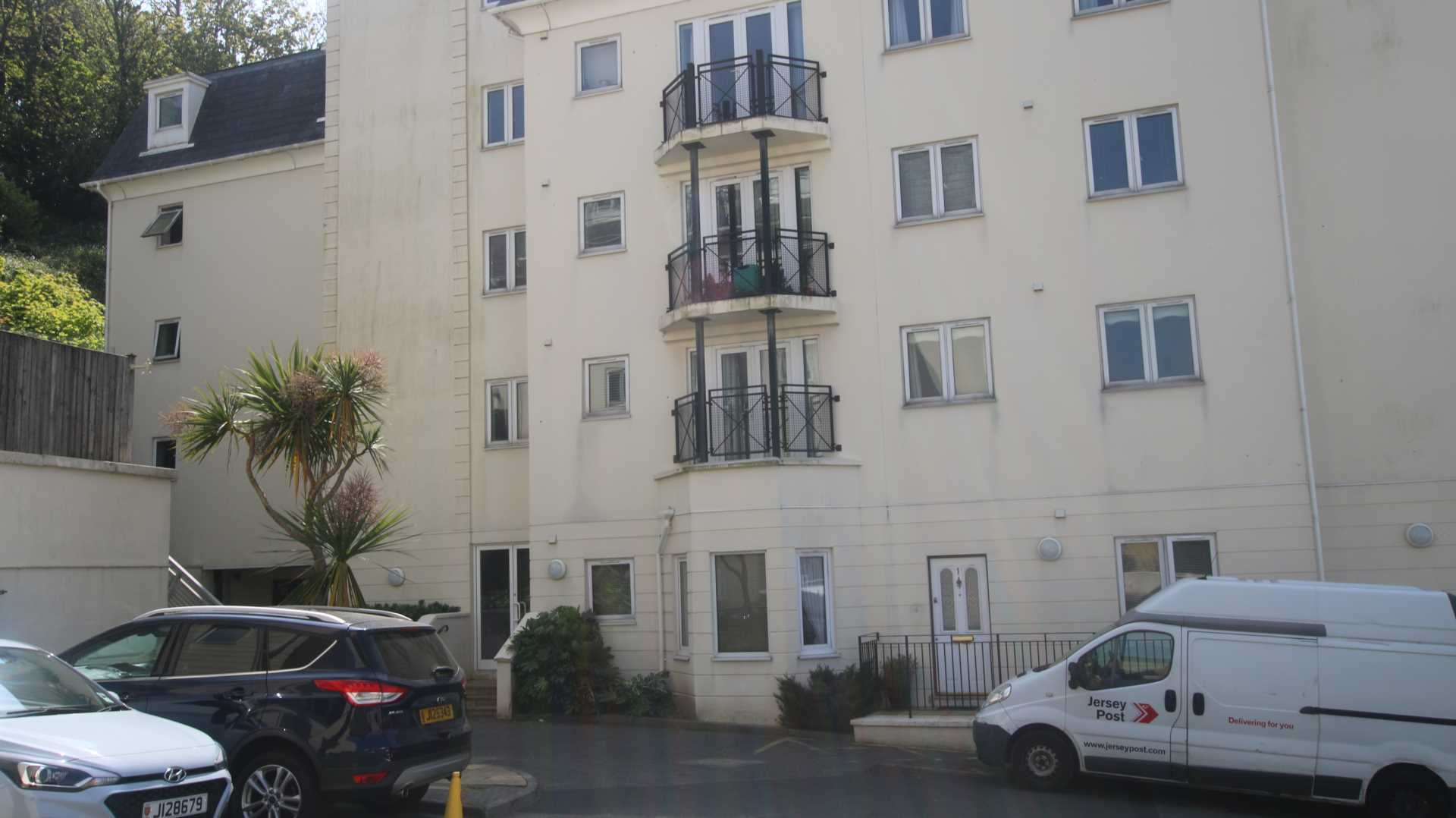 2 bedroom apartment First Time Buyers delight, Light Bright and Airy ample storage plus parking pets welcome, Image 1