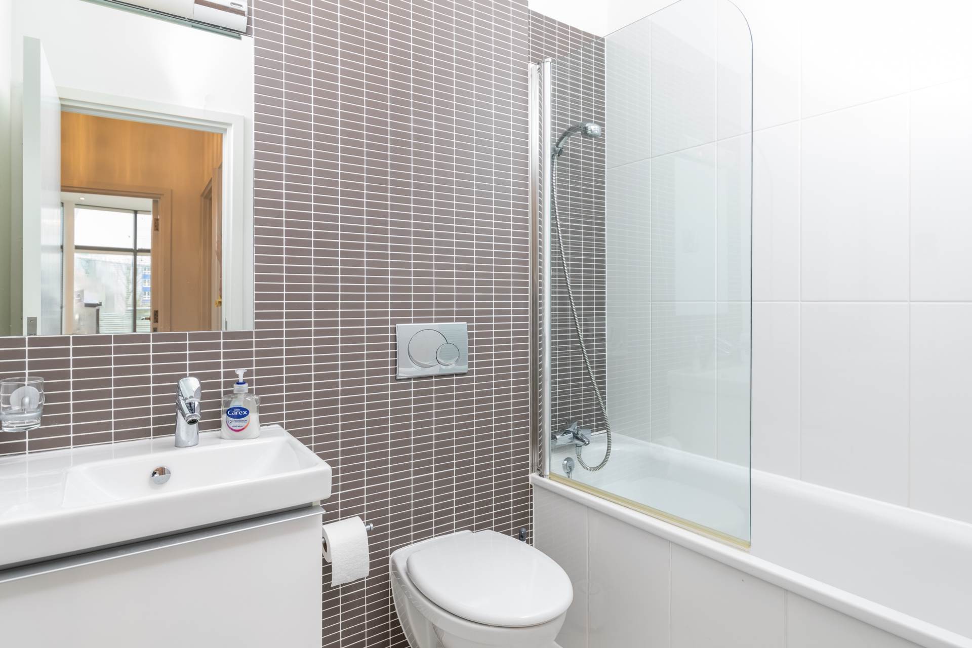 La Rue De Cararet, open viewing sat 19th  11-12 pm  1 harbour reach, Image 14