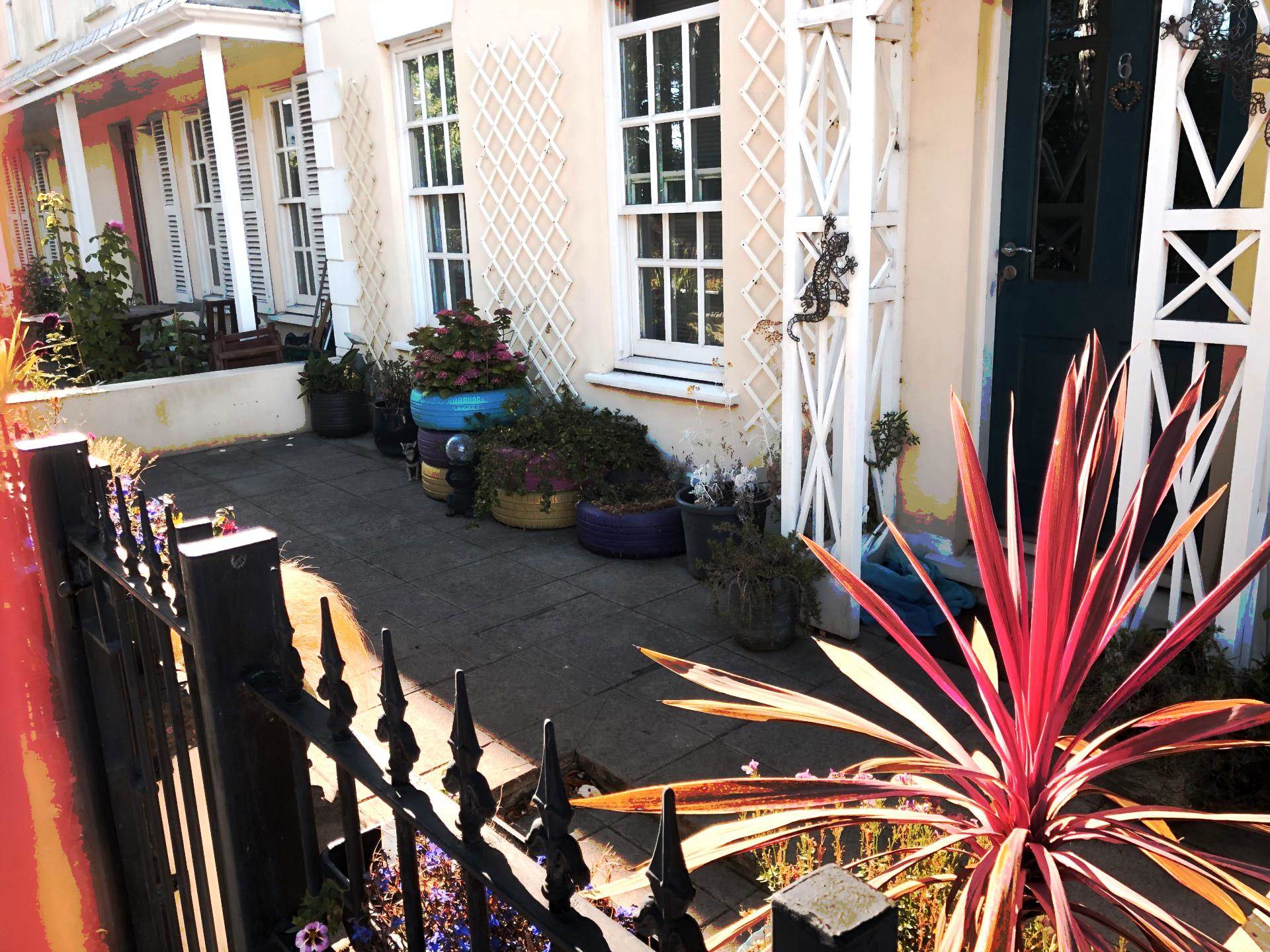 STUNNING GROUND FLOOR APARTMENT WITH PARKING MILLBROOK CRESENT, Image 1