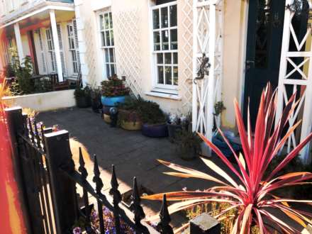 1 Bedroom Apartment, STUNNING GROUND FLOOR APARTMENT WITH PARKING MILLBROOK CRESENT