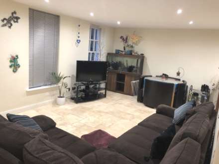 STUNNING GROUND FLOOR APARTMENT WITH PARKING MILLBROOK CRESENT, Image 4