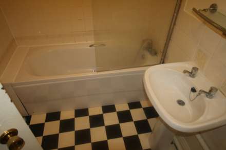 ST HELIER LARGE ONE BEDROOM GROUND FLOOR PARKING, GARDEN AND STOREROOM, Image 4