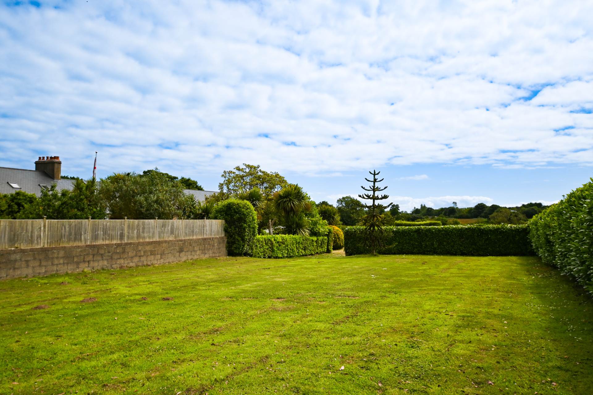 MORE THAN MEETS THE EYE A HOME THAT CATERS FOR ALL THE FAMILY, 2-3 GENERATION WITH LARGE FARMHOUSE, AND SO IT GOES ON, Image 2