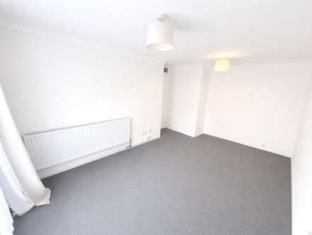 Scrubbitts Square, Radlett, Image 3