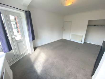 Hollywood Court, Elstree, Image 4