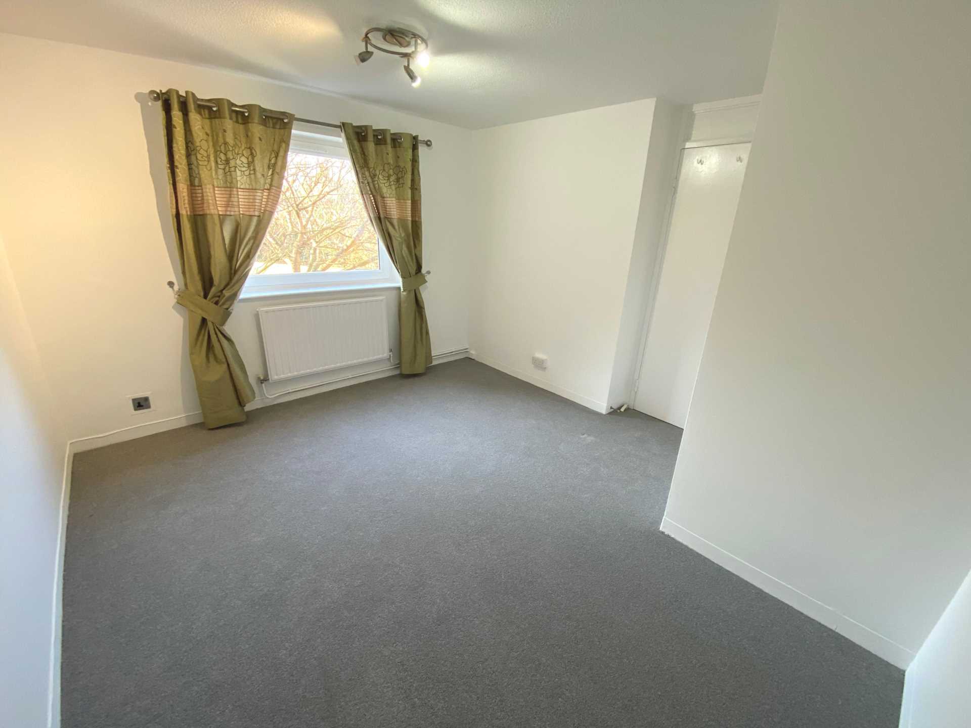 Scrubbits Square, Radlett, Image 6