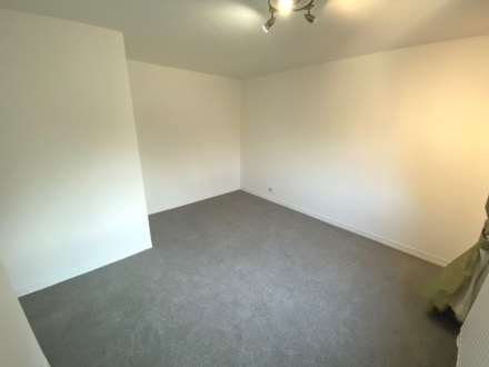 Scrubbits Square, Radlett, Image 7