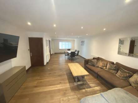 Clare Close, Elstree, Image 2