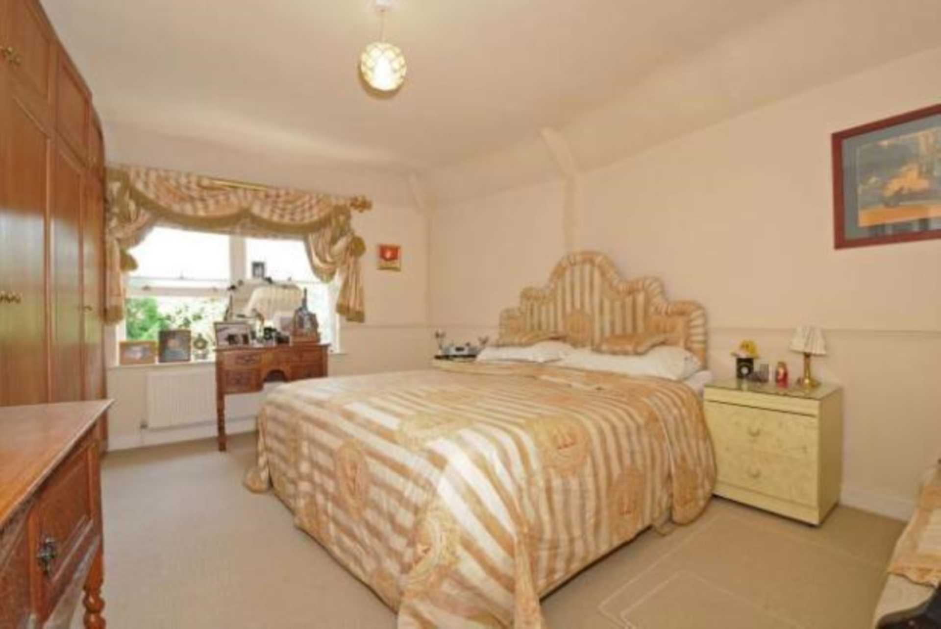 Canons Drive, Edgware, Image 5