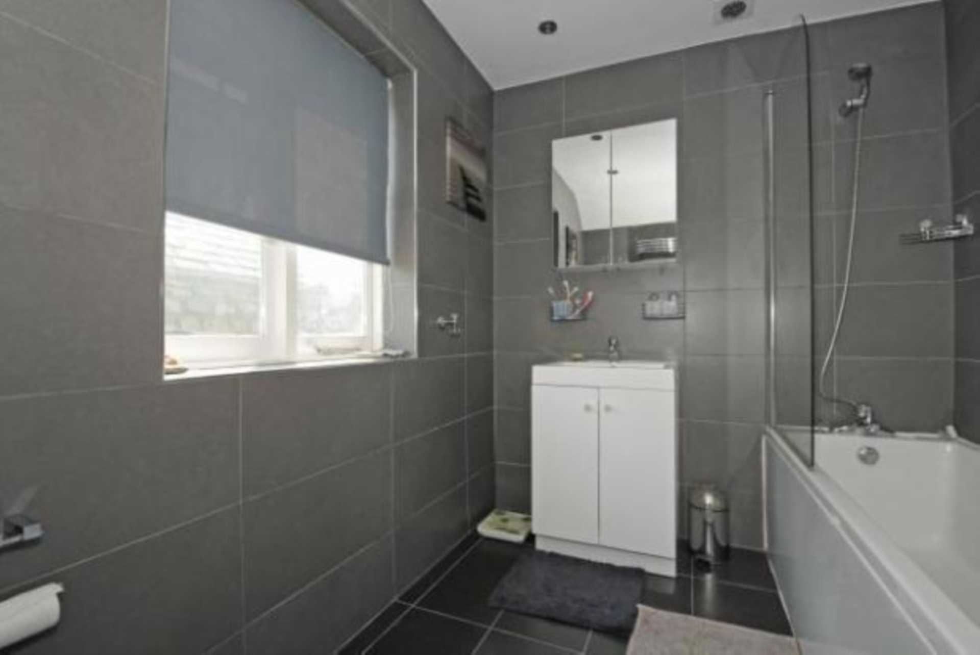 Canons Drive, Edgware, Image 7