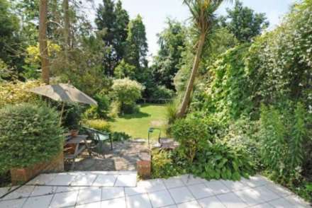 Canons Drive, Edgware, Image 8