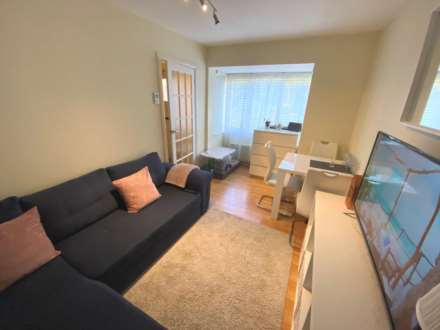 Britten Close, Elstree, Image 2