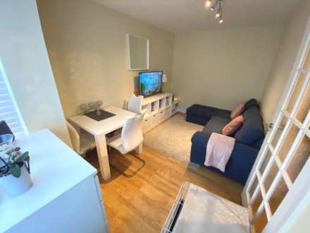 Britten Close, Elstree, Image 3