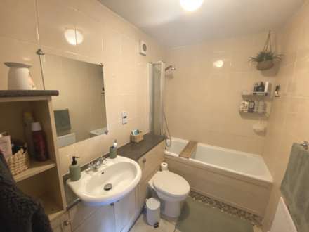 Lakeside Court, Elstree, Image 12