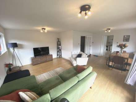 Lakeside Court, Elstree, Image 2