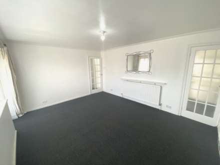 3 Bedroom Flat, Stratfield Road, Borehamwood
