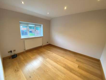 Ayot Path, Borehamwood, Image 9