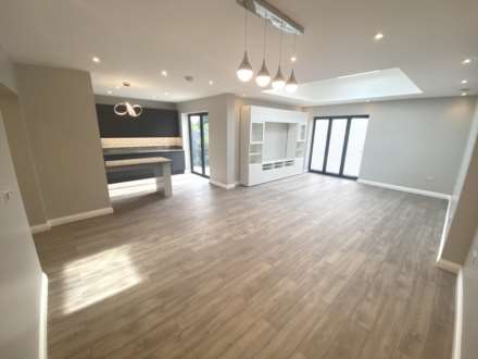 4 Bedroom Chalet, Woodstock Road, Bushey
