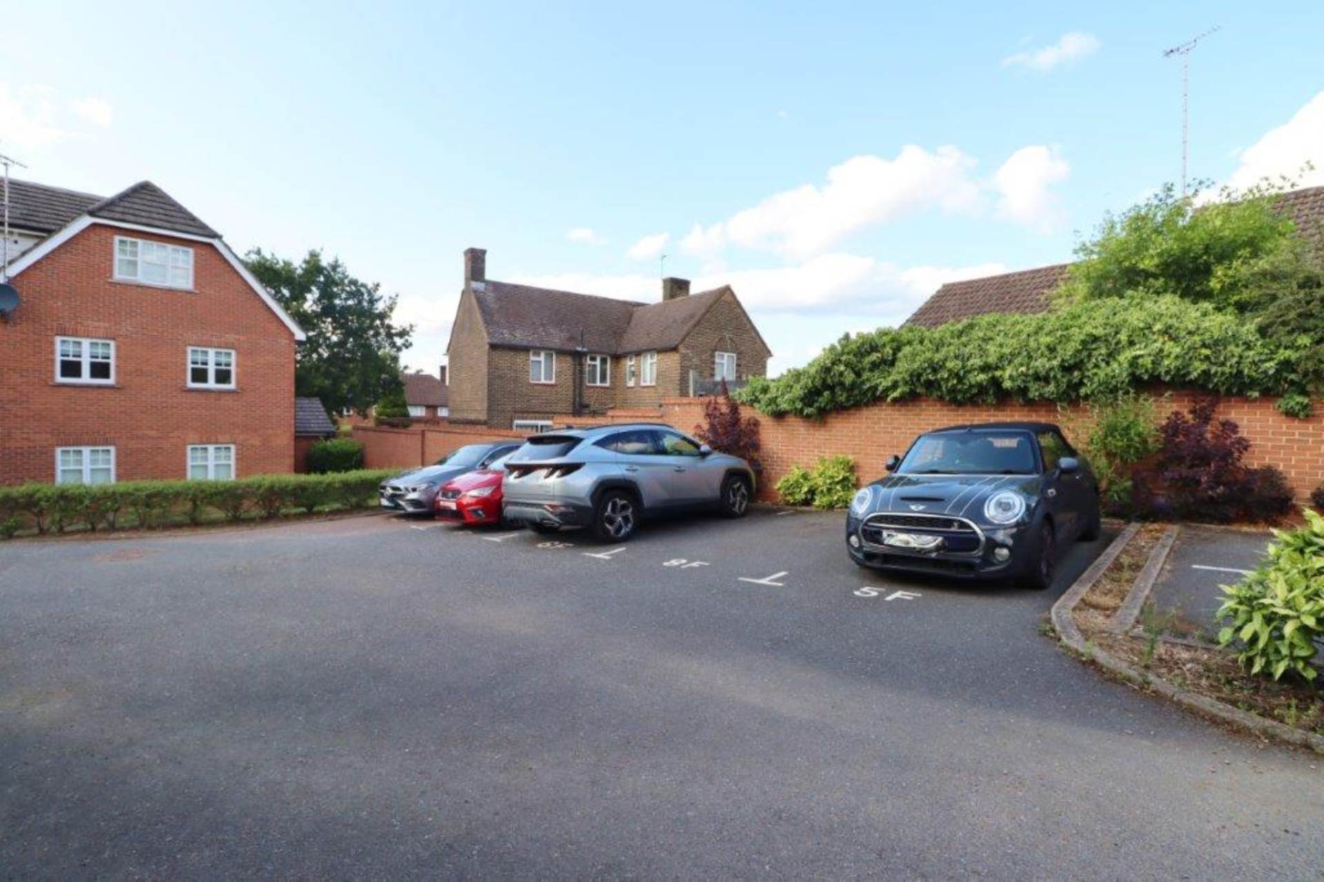 Arundel Drive, Borehamwood, Image 15