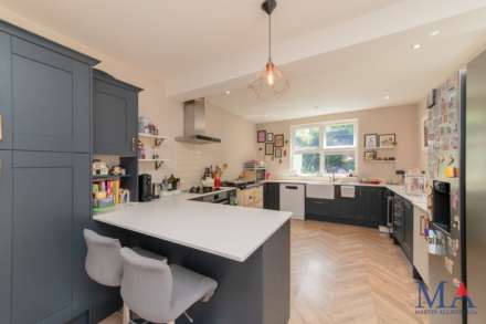 5 Bedroom End Terrace, High Street, Elstree