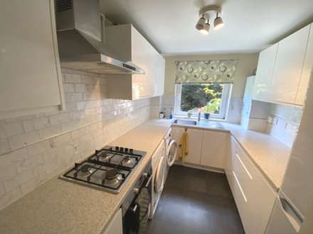 Scrubbitts Square, Radlett, Image 4