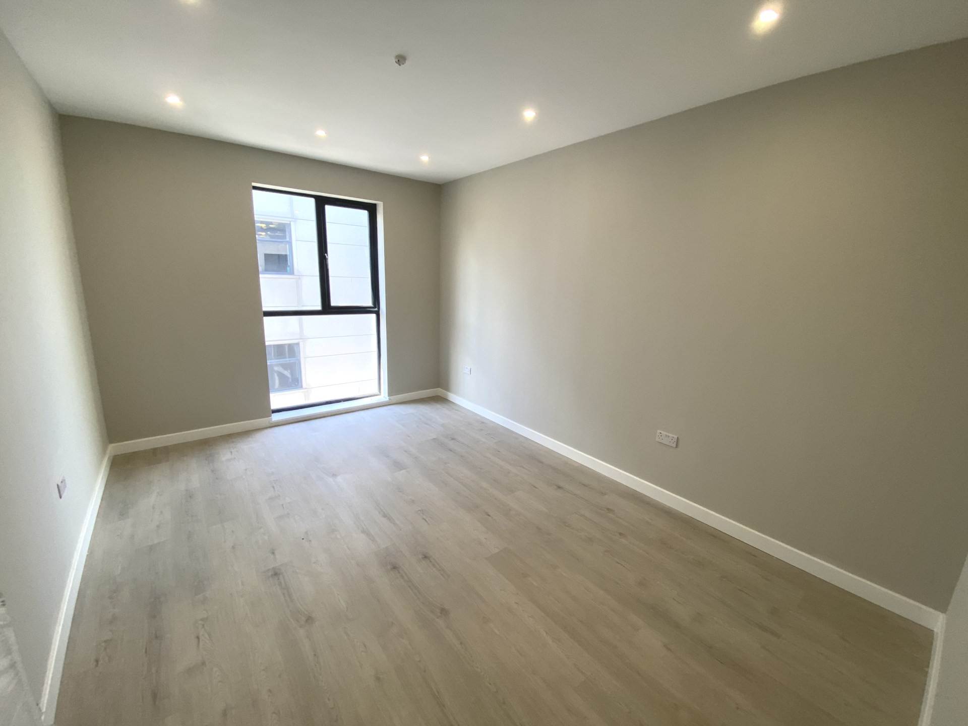 Stirling Way, Borehamwood, Image 4