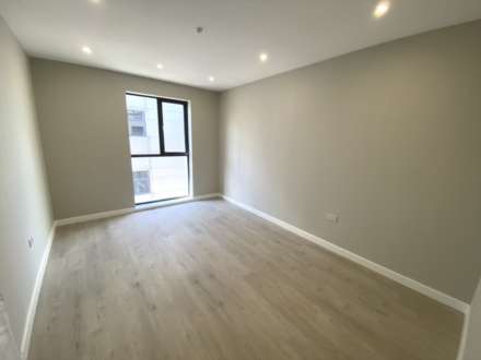 Stirling Way, Borehamwood, Image 4