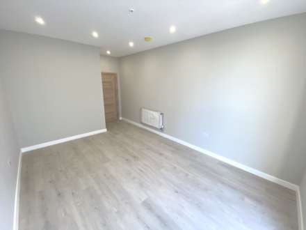 Stirling Way, Borehamwood, Image 5