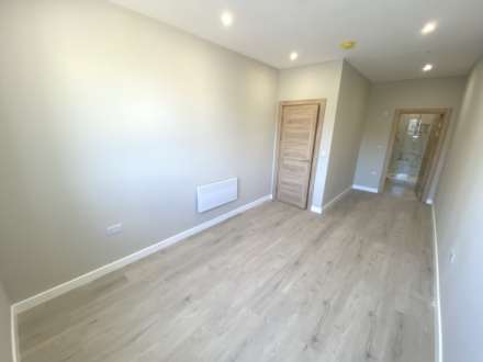Stirling Way, Borehamwood, Image 4