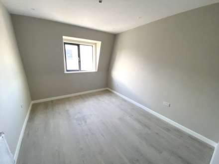 Stirling Way, Borehamwood, Image 4