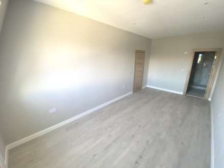 Stirling Way, Borehamwood, Image 4
