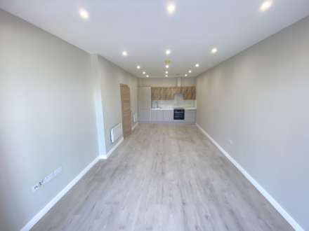 Stirling Way, Borehamwood, Image 3