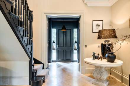 Fairoak Close, Leatherhead, Image 3